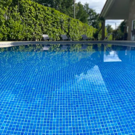 The Oak's Wolf-country House בית הארחה