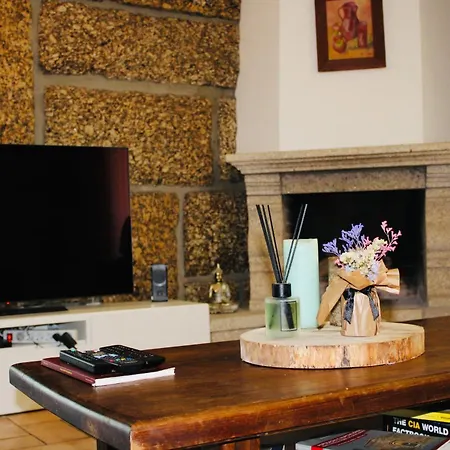 בית הארחה The Oak's Wolf-country House