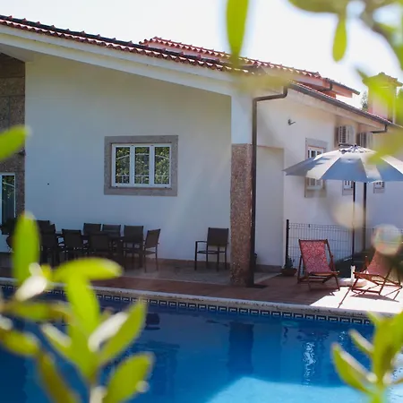 The Oak's Wolf-country House בית הארחה 4*