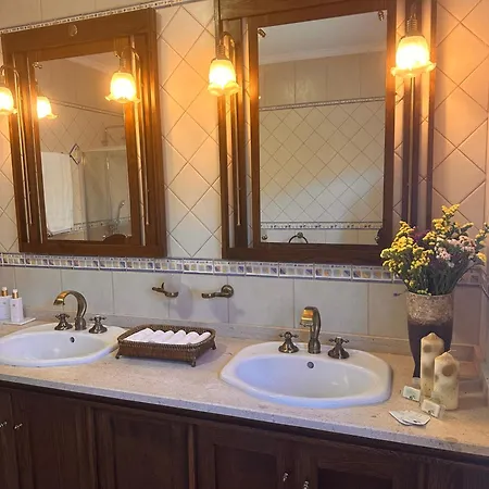 The Oak's Wolf-country House 4* פאפה