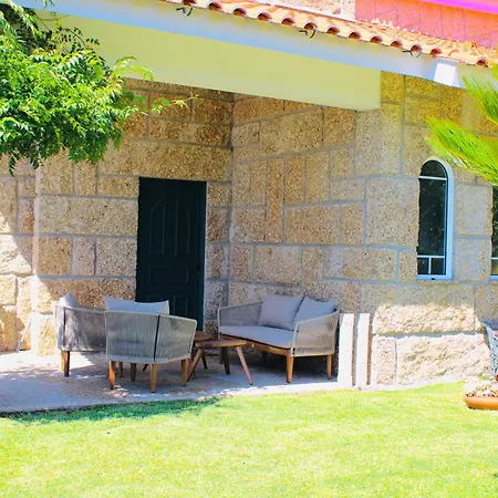 בית הארחה The Oak's Wolf-country House