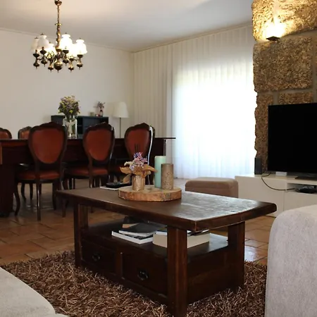 בית הארחה The Oak's Wolf-country House