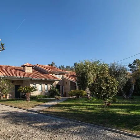 בית הארחה The Oak's Wolf-country House